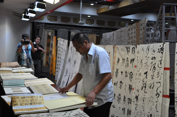 第一屆“蓮花水城(溫泉)杯”書畫大賽評審現(xiàn)場