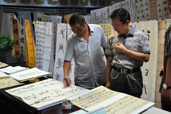 第一屆“蓮花水城(溫泉)杯”書畫大賽評審現(xiàn)場
