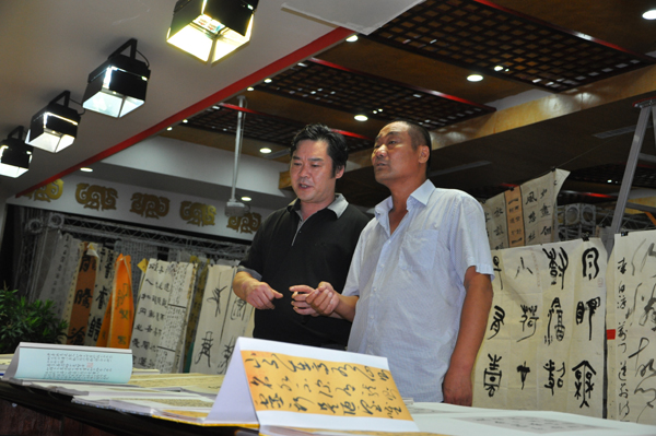 第一屆“蓮花水城(溫泉)杯”書畫大賽評審現(xiàn)場