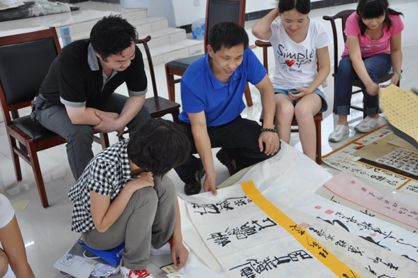 第一屆“蓮花水城(溫泉)杯”書畫大賽評審現(xiàn)場