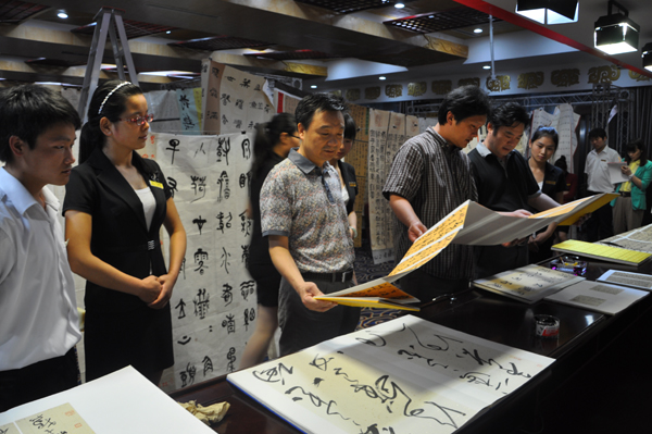 第一屆“蓮花水城(溫泉)杯”書畫大賽評審現(xiàn)場