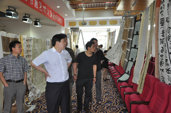 第一屆“蓮花水城(溫泉)杯”書畫大賽評審現(xiàn)場