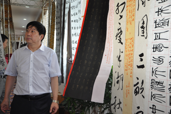 第一屆“蓮花水城(溫泉)杯”書畫大賽評審現(xiàn)場