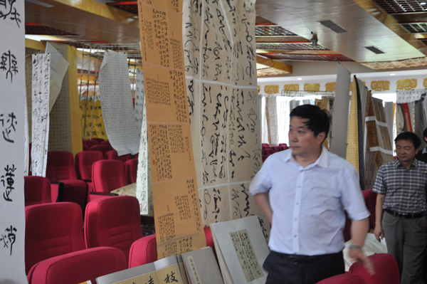 第一屆“蓮花水城(溫泉)杯”書畫大賽評審現(xiàn)場