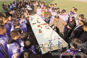 ■觀摩學(xué)習(xí)書法。