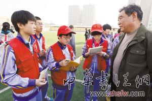 ■燕趙晚報(bào)小記者采訪書法家。