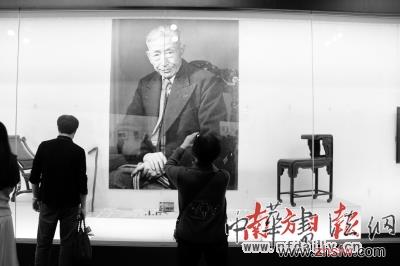 李鐵夫研究展現(xiàn)場(chǎng)，圖為李鐵夫遺照。