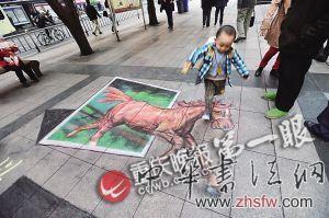 獨腿男子街頭畫蒙娜麗莎 能力超許多美院學生