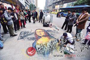 獨腿男子街頭畫蒙娜麗莎 能力超許多美院學生