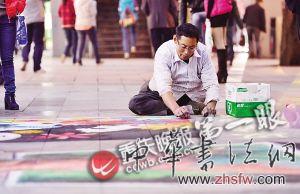 獨腿男子街頭畫蒙娜麗莎 能力超許多美院學生