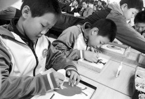 還有的老師把雪糕棍、毛線等生活中常見的物品搬上課堂