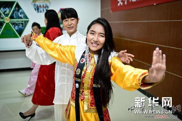 蒙古國大學(xué)生感受中國傳統(tǒng)文化 圖 (社會)(1)蒙古國大學(xué)生感受中國傳統(tǒng)文化