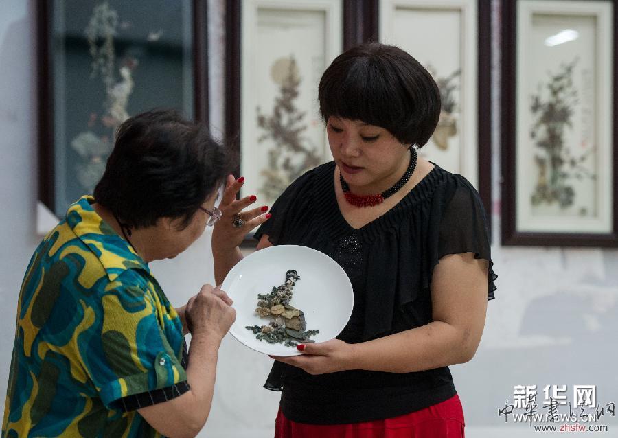 戈壁陋石變美畫 (晚報)(1)戈壁陋石變美畫