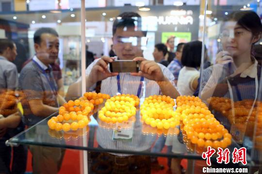 波蘭琥珀亮相中東歐國家特色產(chǎn)品展