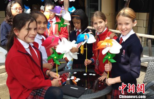 水鄉(xiāng)風(fēng)車季 中外小朋友自制風(fēng)車匯成“海洋”