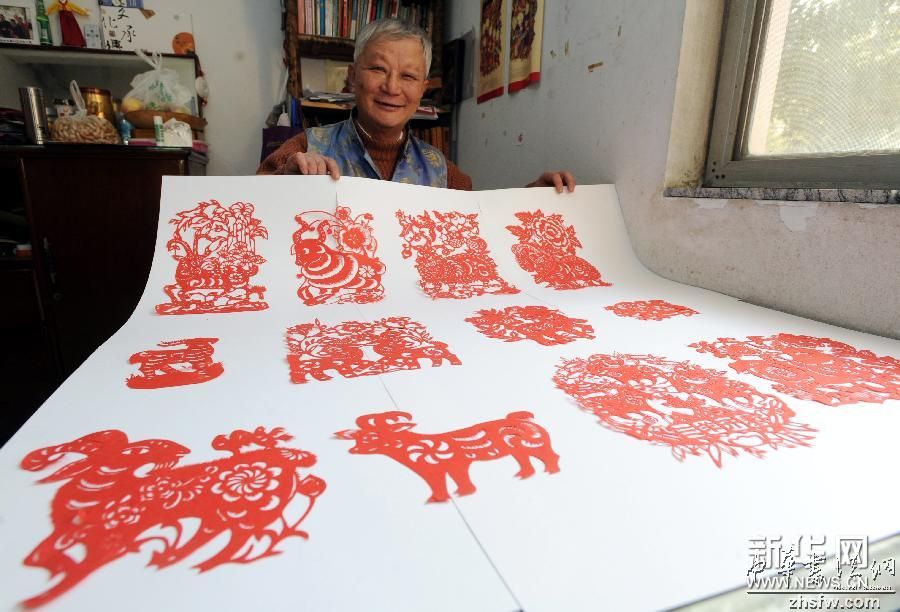 巧手剪“羊”迎新春 align=
