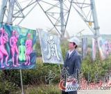 草根“梵高”荒郊辦畫展 作品抽象無人能懂