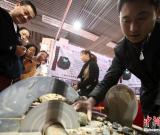 太原市民體驗(yàn)賭石樂(lè)趣 組圖