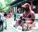 圓明園仿制獸首引游客塞錢圖吉利 錢幣去向不明