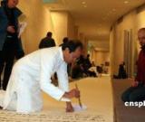 圖：旅英印度著名作家謝彬朗表演中國(guó)書法