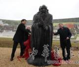 孔子、老子塑像在俄卡盧加州揭幕