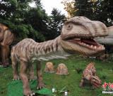 重慶公園內(nèi)“恐龍”出沒吸人眼球 組圖