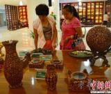 廢物也可價(jià)值千金 核桃殼變身精美工藝品