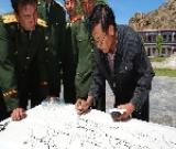 藏漢書(shū)法家送書(shū)法到警營(yíng)