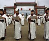 福建武夷山學(xué)生參加傳統(tǒng)敬師禮