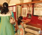 “甘地眼鏡”在印度烏代布爾展出 圖