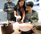 紫砂藝術(shù)家夫婦南京舉辦作品展 組圖