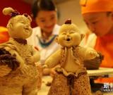 留守兒童玩泥巴迎“六一” 組圖