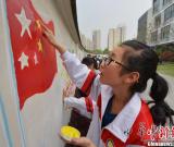 無錫中學(xué)生“裸墻”上創(chuàng)作主題畫卷