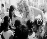 歐非記者走訪民工學(xué)校 學(xué)寫中國書法