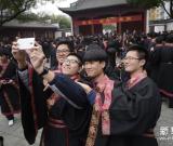 杭州舉辦“十八歲成人節(jié)”宣誓活動(dòng)