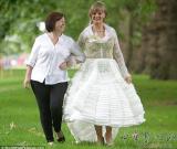 英婦女為女兒設(shè)計(jì)凱特式氣球嫁衣(圖)