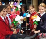 水鄉(xiāng)風(fēng)車季 中外小朋友自制風(fēng)車匯成“海洋”