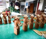趕制“羊”工藝品 供應節(jié)日市場