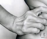 英女畫家素描寫實極似黑白攝影(組圖)