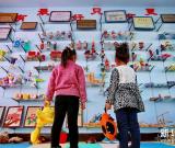 幼兒園老師變費(fèi)為寶制作玩教具 組圖