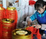 趕制燈籠迎新春