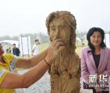 長沙：為全國道德模范現(xiàn)場創(chuàng)作頭像雕塑 圖