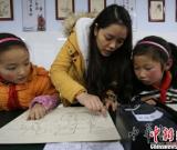 特色教育民間非遺烙畫走進(jìn)農(nóng)村小學(xué)課堂 圖