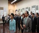 王毅大使與高圓宮妃參觀首屆《中國現(xiàn)代20人書法展》