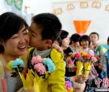 迎母親節(jié)兒童自制“鮮花”送媽媽