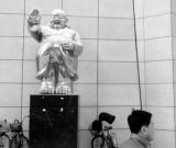 沈陽彌勒佛雕塑穿風(fēng)衣？市民稱看著像門神