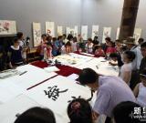 北京小學(xué)生與書畫藝術(shù)家同場揮毫潑墨 圖