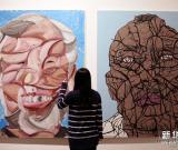 中國當代畫家岳敏君“大臉畫”亮相南京 圖