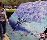 高校學(xué)子“創(chuàng)意畫” 路人摁手印成海棠花