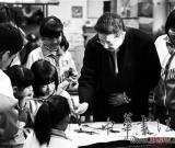 齊派傳人教小學(xué)生畫白石蝦